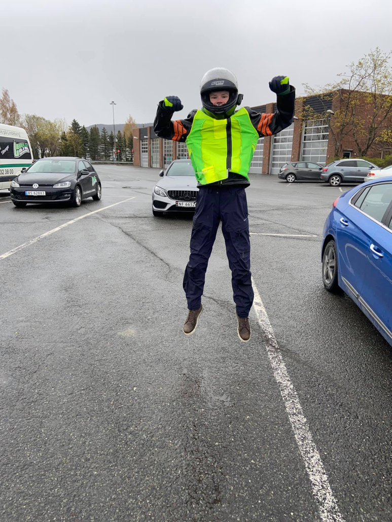 Hoppende Glad elev har akkurat fått mopedlappen hos Svein Svendsen trafikkskole