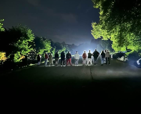 Elever hos Svein Svendsen trafikkskole Oslo deltar på mørkedemonstrasjon Trafikant i mørket