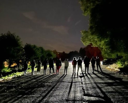 Elever hos Svein Svendsen trafikkskole Oslo deltar på mørkedemonstrasjon Trafikant i mørket
